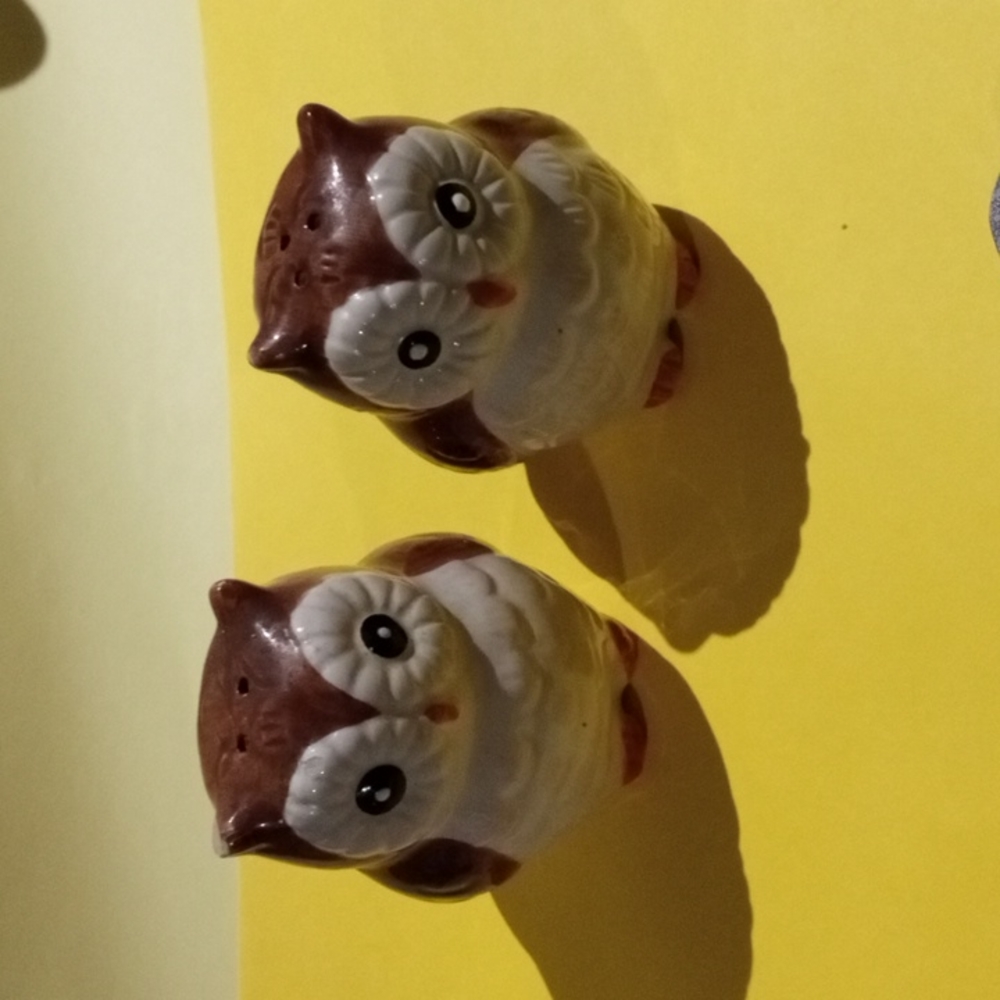 Salt n pepper hoot hoots 3 in tall 2 1/2 wide